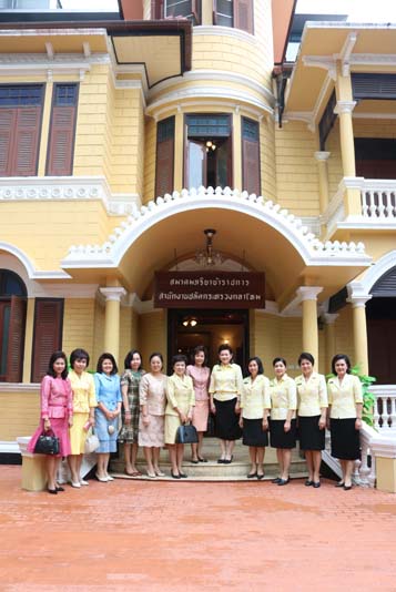 007 พลอากาศตรีหญิง อุดมลักษณ์ สนแจ้ง นายกสมาคมแม่บ้านทหารอากาศ เข้าแสดงความยินดีกับ นายกสมาคมภริยาฯ ในโอกาสเข้ารับตำแหน่ง
