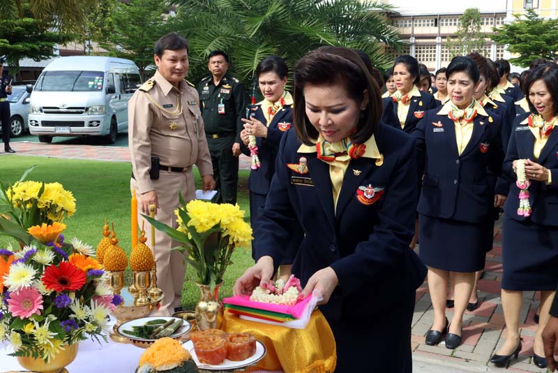 008 นายกสมาคมภริยาฯ นำคณะกรรมการสมาคมฯ ถวายราชสักการะและสักการะสิ่งศักดิ์สิทธิ์ ในโอกาสเข้ารับตำแหน่ง