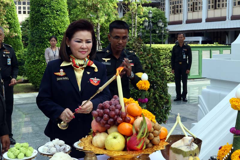 008 นายกสมาคมภริยาฯ นำคณะกรรมการสมาคมฯ ถวายราชสักการะและสักการะสิ่งศักดิ์สิทธิ์ ในโอกาสเข้ารับตำแหน่ง