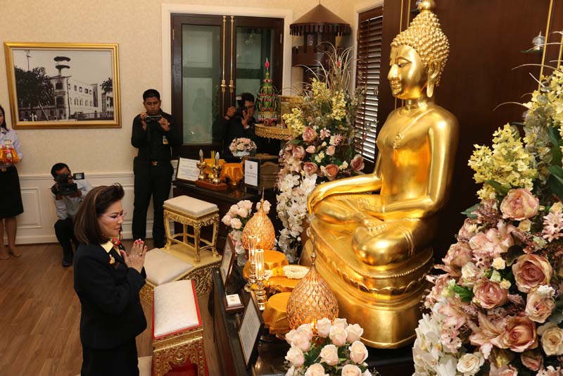 008 นายกสมาคมภริยาฯ นำคณะกรรมการสมาคมฯ ถวายราชสักการะและสักการะสิ่งศักดิ์สิทธิ์ ในโอกาสเข้ารับตำแหน่ง