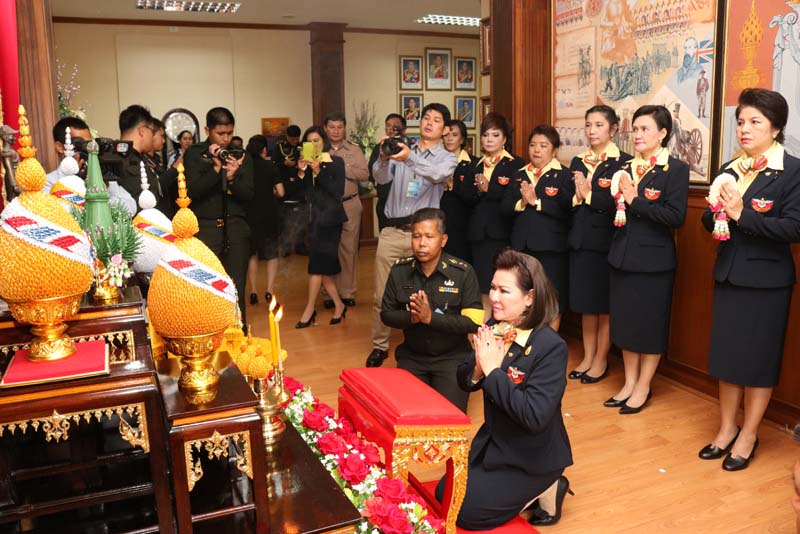 008 นายกสมาคมภริยาฯ นำคณะกรรมการสมาคมฯ ถวายราชสักการะและสักการะสิ่งศักดิ์สิทธิ์ ในโอกาสเข้ารับตำแหน่ง