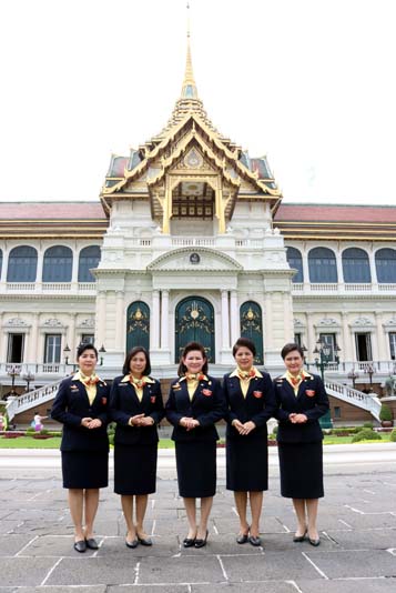 008 นายกสมาคมภริยาฯ นำคณะกรรมการสมาคมฯ ถวายราชสักการะและสักการะสิ่งศักดิ์สิทธิ์ ในโอกาสเข้ารับตำแหน่ง