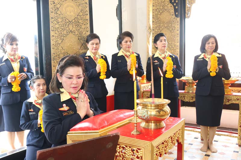 008 นายกสมาคมภริยาฯ นำคณะกรรมการสมาคมฯ ถวายราชสักการะและสักการะสิ่งศักดิ์สิทธิ์ ในโอกาสเข้ารับตำแหน่ง