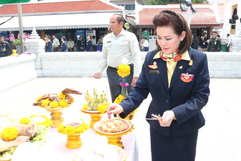 008 นายกสมาคมภริยาฯ นำคณะกรรมการสมาคมฯ ถวายราชสักการะและสักการะสิ่งศักดิ์สิทธิ์ ในโอกาสเข้ารับตำแหน่ง