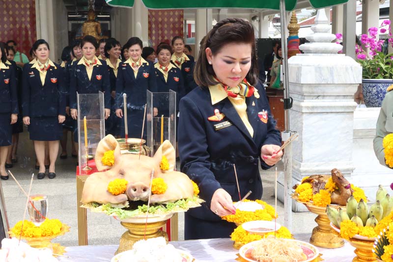 008 นายกสมาคมภริยาฯ นำคณะกรรมการสมาคมฯ ถวายราชสักการะและสักการะสิ่งศักดิ์สิทธิ์ ในโอกาสเข้ารับตำแหน่ง