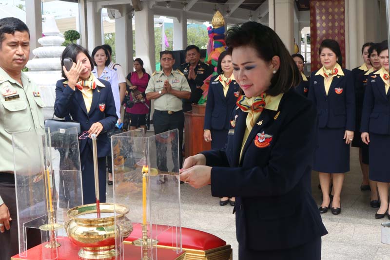 008 นายกสมาคมภริยาฯ นำคณะกรรมการสมาคมฯ ถวายราชสักการะและสักการะสิ่งศักดิ์สิทธิ์ ในโอกาสเข้ารับตำแหน่ง