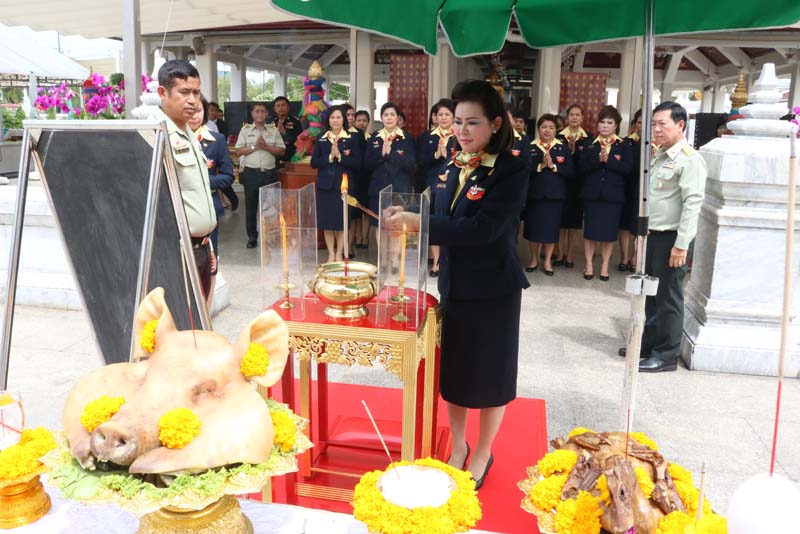 008 นายกสมาคมภริยาฯ นำคณะกรรมการสมาคมฯ ถวายราชสักการะและสักการะสิ่งศักดิ์สิทธิ์ ในโอกาสเข้ารับตำแหน่ง