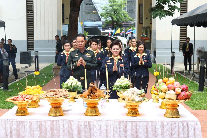 009 ปลัดกระทรวงกลาโหม และ นายกสมาคมภริยาฯ เป็นประธานในพิธีสักการะสิ่งศักดิ์สิทธิ์ ณ ที่ทำการสมาคมภริยาฯ ในโอกาสเข้ารับตำแหน่ง