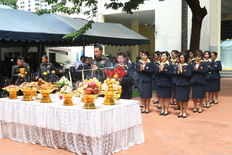 009 ปลัดกระทรวงกลาโหม และ นายกสมาคมภริยาฯ เป็นประธานในพิธีสักการะสิ่งศักดิ์สิทธิ์ ณ ที่ทำการสมาคมภริยาฯ ในโอกาสเข้ารับตำแหน่ง