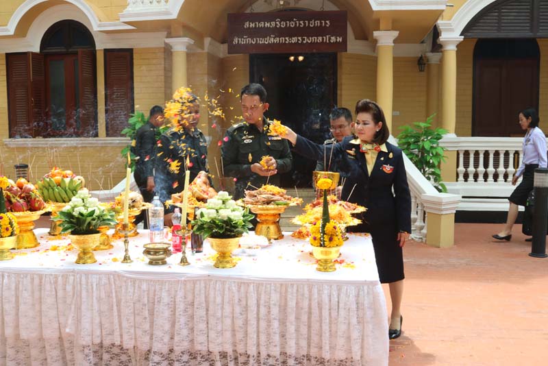 009 ปลัดกระทรวงกลาโหม และ นายกสมาคมภริยาฯ เป็นประธานในพิธีสักการะสิ่งศักดิ์สิทธิ์ ณ ที่ทำการสมาคมภริยาฯ ในโอกาสเข้ารับตำแหน่ง