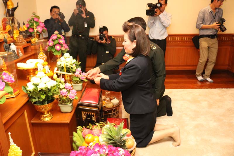 009 ปลัดกระทรวงกลาโหม และ นายกสมาคมภริยาฯ เป็นประธานในพิธีสักการะสิ่งศักดิ์สิทธิ์ ณ ที่ทำการสมาคมภริยาฯ ในโอกาสเข้ารับตำแหน่ง