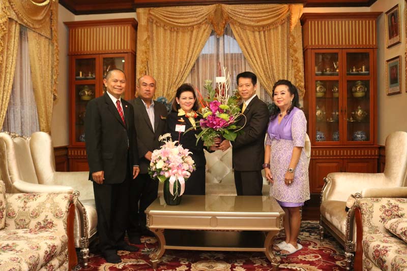 011 คุณประภา ปูรณโชติ กรรมการผู้จัดการ บริษัทหลักทรัพย์จัดการกองทุน เอ็มเอฟซี จำกัด(มหาชน) เข้าแสดงความยินดีกับ นายกสมาคมภริยาฯ ในโอกาสเข้ารับตำแหน่ง