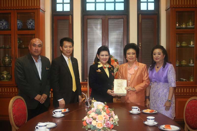 011 คุณประภา ปูรณโชติ กรรมการผู้จัดการ บริษัทหลักทรัพย์จัดการกองทุน เอ็มเอฟซี จำกัด(มหาชน) เข้าแสดงความยินดีกับ นายกสมาคมภริยาฯ ในโอกาสเข้ารับตำแหน่ง
