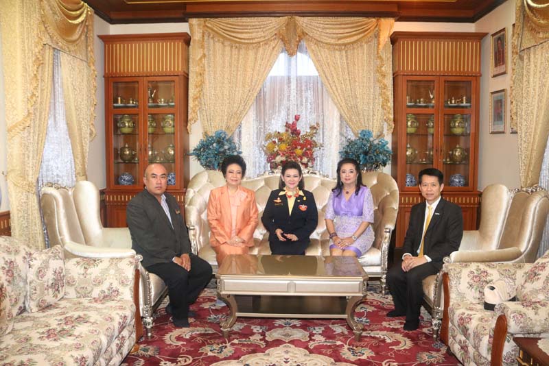011 คุณประภา ปูรณโชติ กรรมการผู้จัดการ บริษัทหลักทรัพย์จัดการกองทุน เอ็มเอฟซี จำกัด(มหาชน) เข้าแสดงความยินดีกับ นายกสมาคมภริยาฯ ในโอกาสเข้ารับตำแหน่ง
