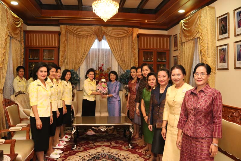 013 นายกสมาคมภริยาฯ ให้การต้อนรับ พลตรีหญิง รัชดา เกาฏีระ นายกสมาคมแม่บ้านกองบัญชาการกองทัพไทย ที่เข้าแสดงความยินดีในโอกาสเข้ารับตำแหน่ง