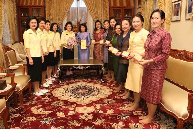013 นายกสมาคมภริยาฯ ให้การต้อนรับ พลตรีหญิง รัชดา เกาฏีระ นายกสมาคมแม่บ้านกองบัญชาการกองทัพไทย ที่เข้าแสดงความยินดีในโอกาสเข้ารับตำแหน่ง