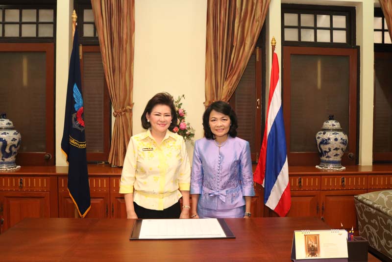 013 นายกสมาคมภริยาฯ ให้การต้อนรับ พลตรีหญิง รัชดา เกาฏีระ นายกสมาคมแม่บ้านกองบัญชาการกองทัพไทย ที่เข้าแสดงความยินดีในโอกาสเข้ารับตำแหน่ง