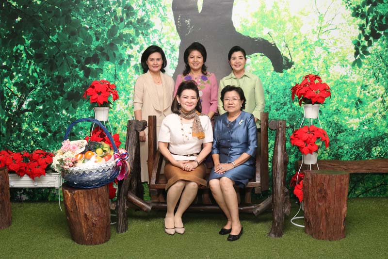 014 นายกสมาคมภริยาฯ เข้าเยี่ยมคารวะและขอรับพรจาก คุณแสงอรุณ กาญจนรัตน์ อดีตนายกสมาคมภริยาฯ ในโอกาสเข้ารับตำแหน่ง