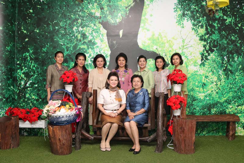 014 นายกสมาคมภริยาฯ เข้าเยี่ยมคารวะและขอรับพรจาก คุณแสงอรุณ กาญจนรัตน์ อดีตนายกสมาคมภริยาฯ ในโอกาสเข้ารับตำแหน่ง