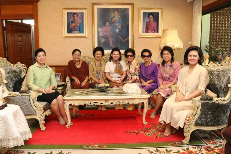 015 นายกสมาคมภริยาฯ เข้าเยี่ยมคารวะและขอรับพรจาก คุณหญิงกรกช มีเพียร อดีตนายกสมาคมภริยาฯ ในโอกาสเข้ารับตำแหน่ง