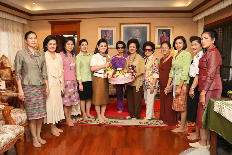 015 นายกสมาคมภริยาฯ เข้าเยี่ยมคารวะและขอรับพรจาก คุณหญิงกรกช มีเพียร อดีตนายกสมาคมภริยาฯ ในโอกาสเข้ารับตำแหน่ง