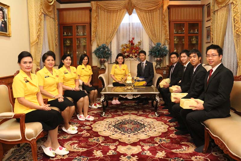 016 คุณพีรเดช พัฒนจันทร์ รองกรรมการผู้จัดการใหญ่ สำนักกฎหมาย บริษัท บี.กริม เพาเวอร์ จำกัด เข้าแสดงความยินดีกับ นายกสมาคมภริยาฯ ในโอกาสเข้ารับตำแหน่ง
