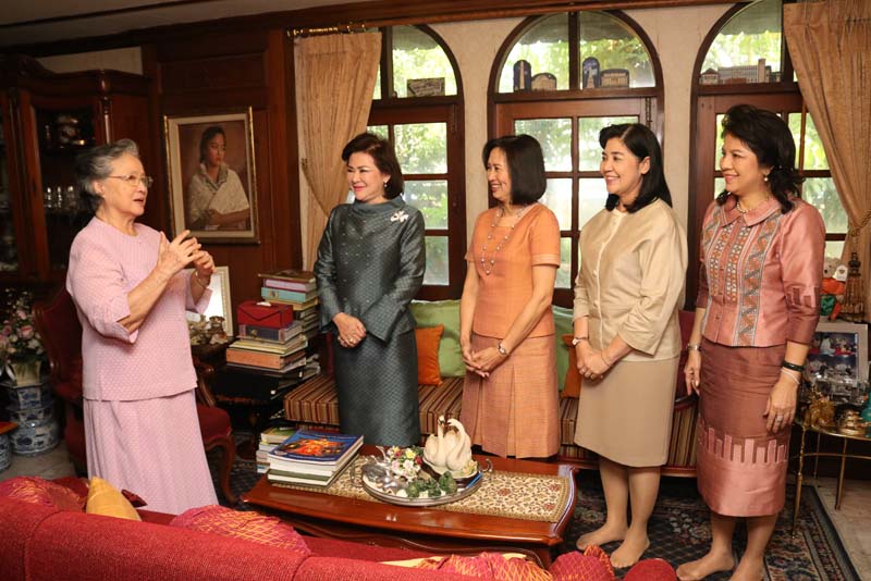 017 นายกสมาคมภริยาฯ พร้อมคณะกรรมการฯ เข้าเยี่ยมคารวะ และขอรับพรจาก คุณหญิงสรัสนันท์ เรืองตระกูล...