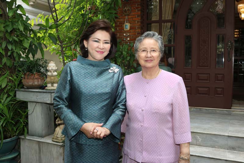 017 นายกสมาคมภริยาฯ พร้อมคณะกรรมการฯ เข้าเยี่ยมคารวะ และขอรับพรจาก คุณหญิงสรัสนันท์ เรืองตระกูล อดีตนายกสมาคมภริยาฯ และผู้ก่อตั้งสมาคมภริยาฯ