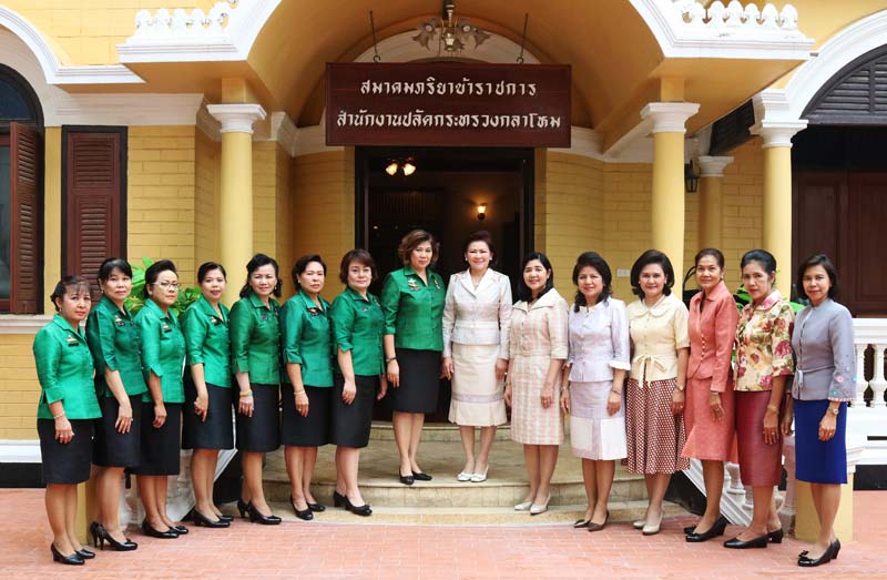 018 นายกสมาคมภริยาฯ ให้การต้อนรับนายกสมาคมแม่บ้านองค์การทหารผ่านศึก ที่เข้าแสดงความยินดีในโอกาสเข้ารับตำแหน่ง