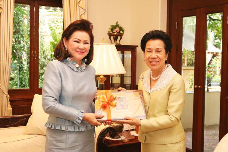 021นายกสมาคมภริยาฯ เข้าเยี่ยมคารวะ และขอรับพรจาก คุณหญิงวรรณา สิริวัฒนภักดี ที่ปรึกษาสมาคมภริยาฯ