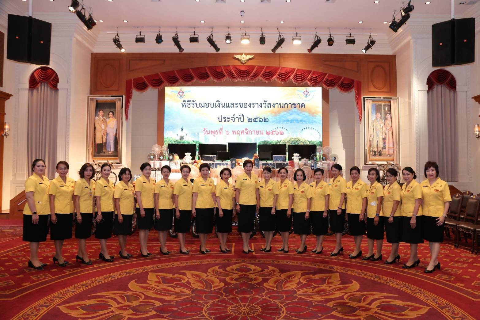 025 เมื่อวันที่ ๖ พฤศจิกายน ๒๕๖๒ นายกสมาคมภริยาฯ พร้อมด้วยคณะกรรมการฯ ร่วมพิธี รับมอบเงิน และของรางวัลงานกาชาด ประจำปี 2562