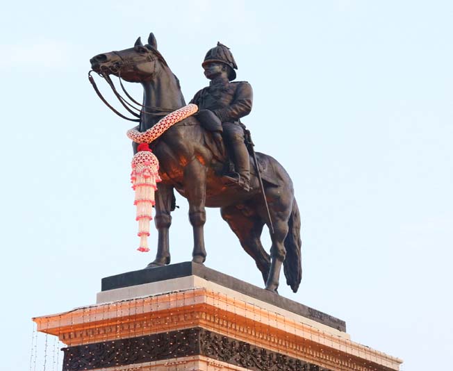 024 นายกสมาคมภริยาฯ นำคณะกรรมการ วางพวงมาลาถวายราชสักการะพระบรมราชานุสรณ์ พระบาทสมเด็จพระจุลจอมเก...
