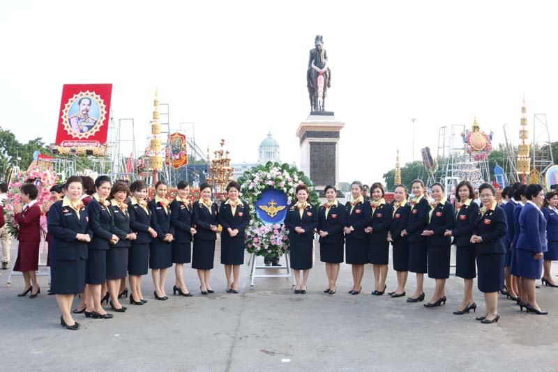 024 นายกสมาคมภริยาฯ นำคณะกรรมการ วางพวงมาลาถวายราชสักการะพระบรมราชานุสรณ์ พระบาทสมเด็จพระจุลจอมเกล้าเจ้าอยู่หัว เนื่องในวันปิยมหาราช