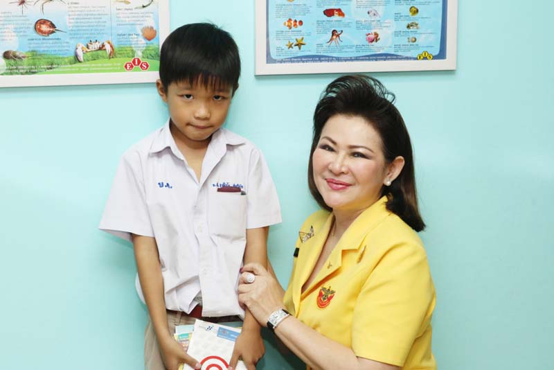 026 นายกสมาคมภริยาฯ นำคณะกรรมการสมาคมฯ เยี่ยมเยียนบุตรกำลังพลในพื้นที่ประชาชื่น “โครงการ สานรัก ส...