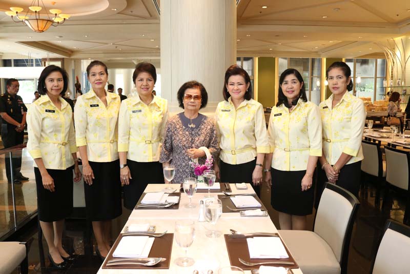 027 นายกสมาคมภริยาฯ เข้าเยี่ยมคารวะและขอรับพรจาก พันเอกหญิง บุบผา สารฤทธิ์ อดีตนายกสมาคมภริยาฯ