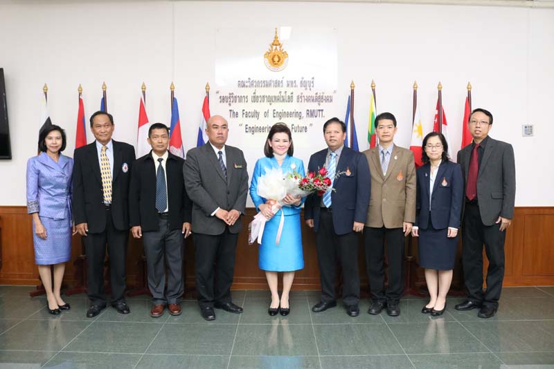 028 นายกสมาคมภริยาฯ บรรยายพิเศษให้กับนิสิตนักศึกษาและคณาจารย์ หลักสูตรวิศวกรรมศาสตร์ดุษฎีบัณฑิต สาขาวิศวกรรมพลังงานและวัสดุนานาชาติ อาคารเฉลิมพระเกียรติ ๘๐ พรรษา เมื่อวันที่ ๓๐ ตุลาคม ๒๕๕๘
