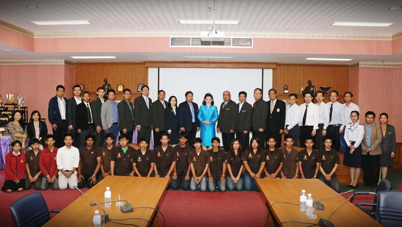 028 นายกสมาคมภริยาฯ บรรยายพิเศษให้กับนิสิตนักศึกษาและคณาจารย์ หลักสูตรวิศวกรรมศาสตร์ดุษฎีบัณฑิต สาขาวิศวกรรมพลังงานและวัสดุนานาชาติ อาคารเฉลิมพระเกียรติ ๘๐ พรรษา เมื่อวันที่ ๓๐ ตุลาคม ๒๕๕๘