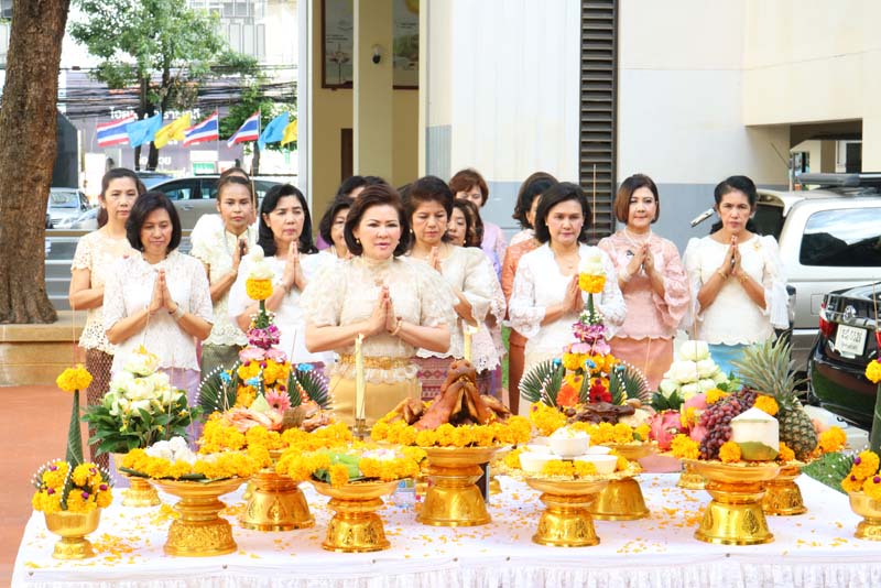029 นายกสมาคมภริยาฯ นำคณะกรรมการสมาคมฯ ถวายสักการะสิ่งศักดิ์สิทธิ์ เนื่องในวันสถาปนาสมาคมฯ