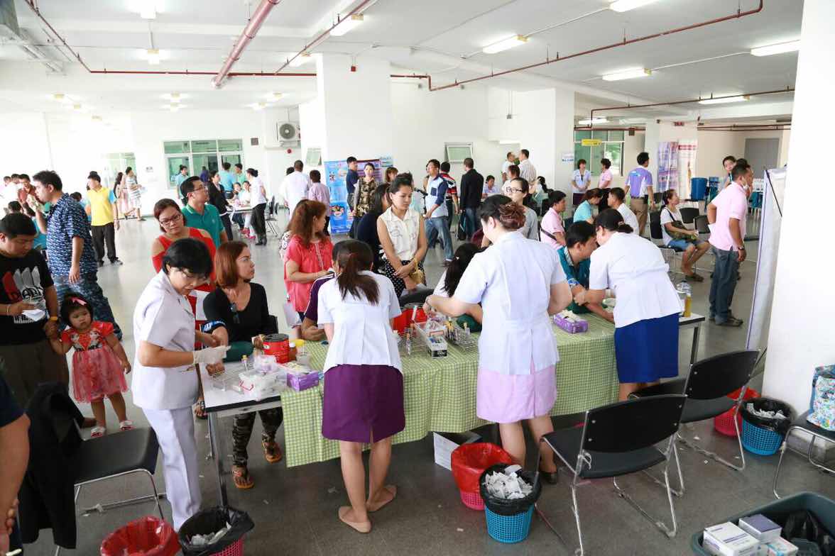 096 ปลัดกระทรวงกลาโหมและนายกสมาคมภริยาฯร่วมเปิดกิจกรรมโครงการตรวจสุขภาพประจำปี