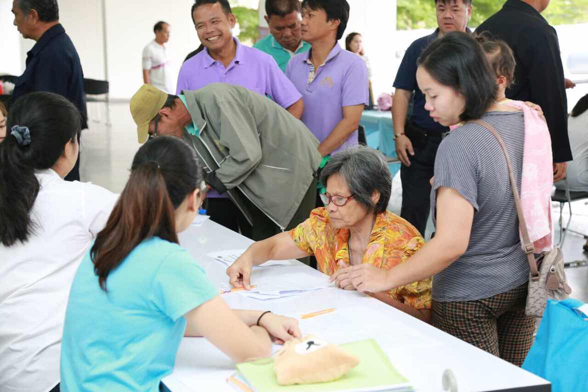 096 ปลัดกระทรวงกลาโหมและนายกสมาคมภริยาฯร่วมเปิดกิจกรรมโครงการตรวจสุขภาพประจำปี