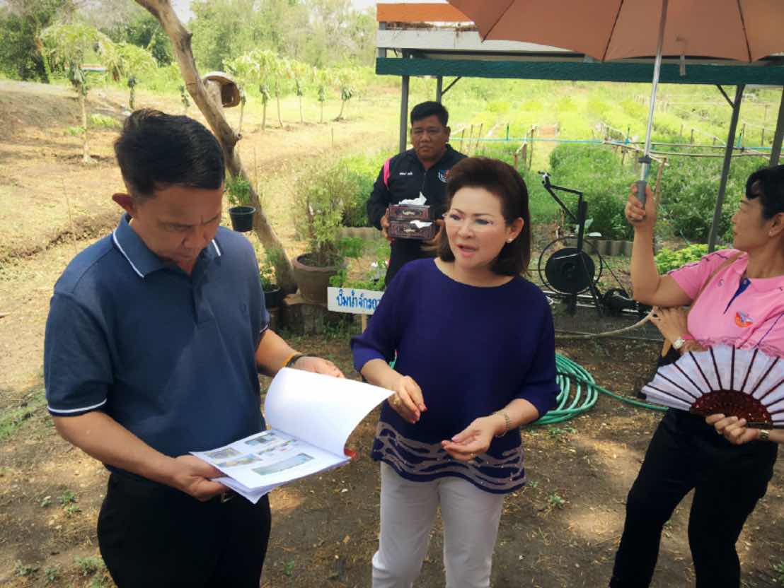 098 ปลัดกระทรวงกลาโหมและนายกสมาคมภริยาฯ เดินทางไปเยี่ยมโครงการต่างๆของสมาคมภริยฯ
