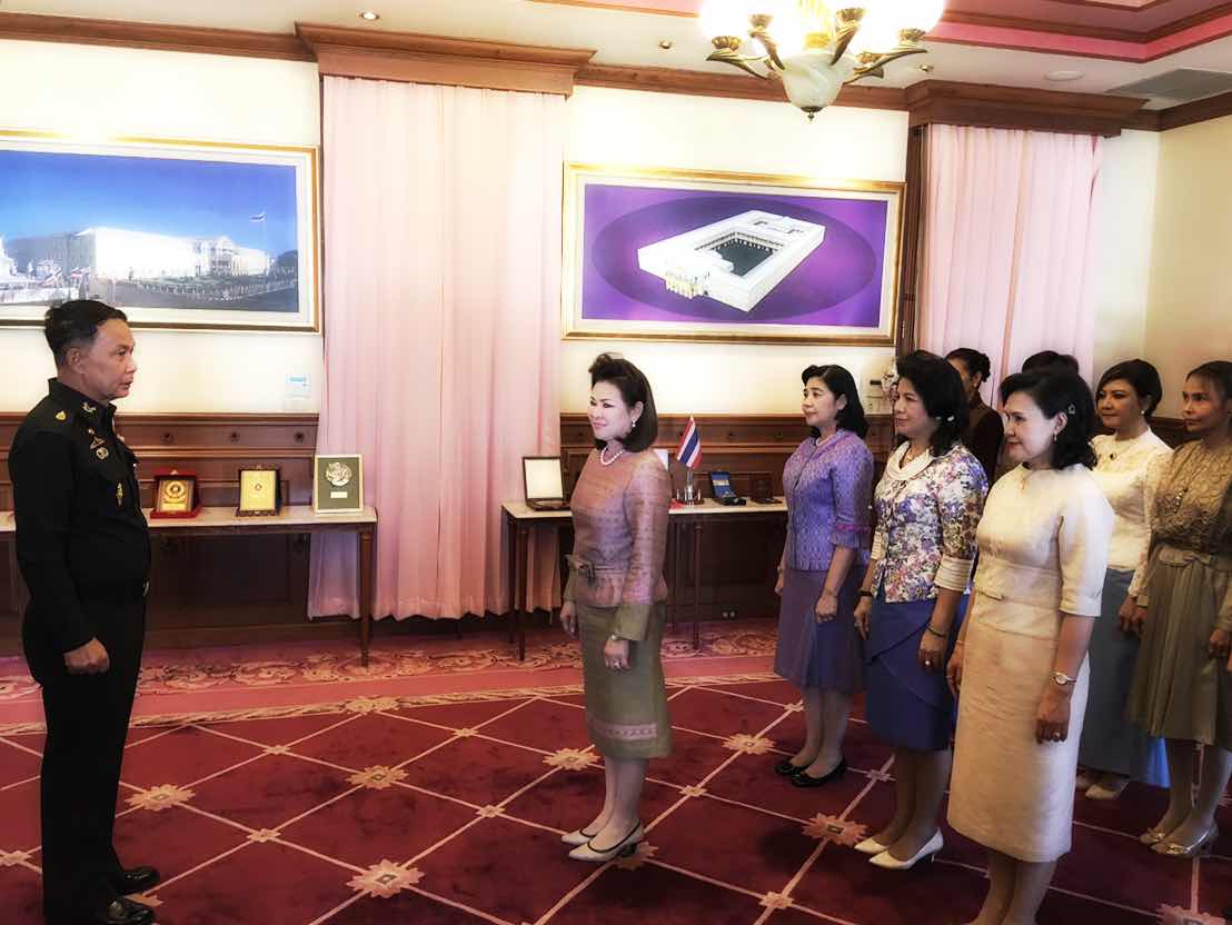 100 ปลัดกระทรวงกลาโหมมอบเงินจากการแข่งขันจักรยานให้สมาคมภริยาฯ เพื่อใช้สนับสนุนงานของสมาคมฯ