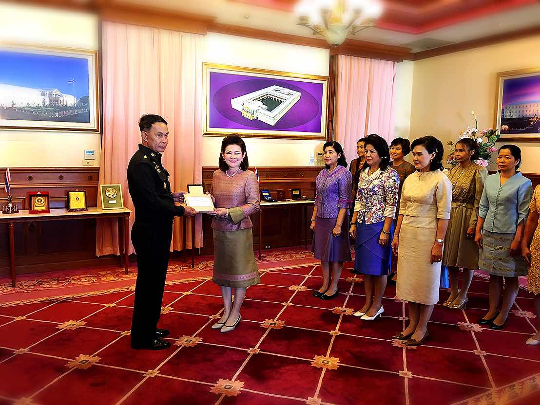 100 ปลัดกระทรวงกลาโหมมอบเงินจากการแข่งขันจักรยานให้สมาคมภริยาฯ เพื่อใช้สนับสนุนงานของสมาคมฯ