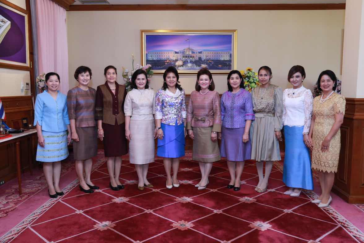100 ปลัดกระทรวงกลาโหมมอบเงินจากการแข่งขันจักรยานให้สมาคมภริยาฯ เพื่อใช้สนับสนุนงานของสมาคมฯ