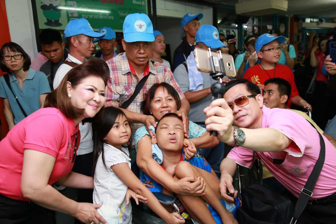 104 นายกสมาคมภริยาฯ นำคณะกรรมการสมาคมฯและผู้ร่วมโครงการสานรักสานฝันรางวัลแด่น้อง เข้าเยี่ยมชมสวนสัตว์เชียงใหม่และ ซูอควาเรียม