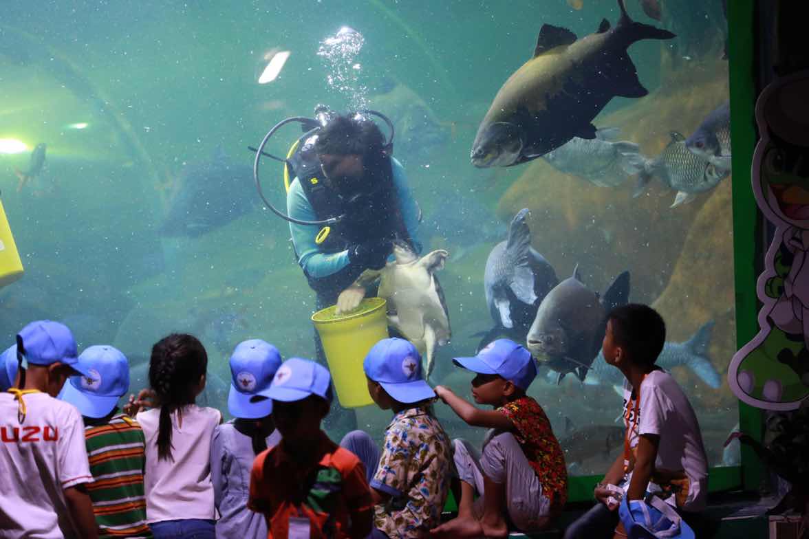 104 นายกสมาคมภริยาฯ นำคณะกรรมการสมาคมฯและผู้ร่วมโครงการสานรักสานฝันรางวัลแด่น้อง เข้าเยี่ยมชมสวนสัตว์เชียงใหม่และ ซูอควาเรียม