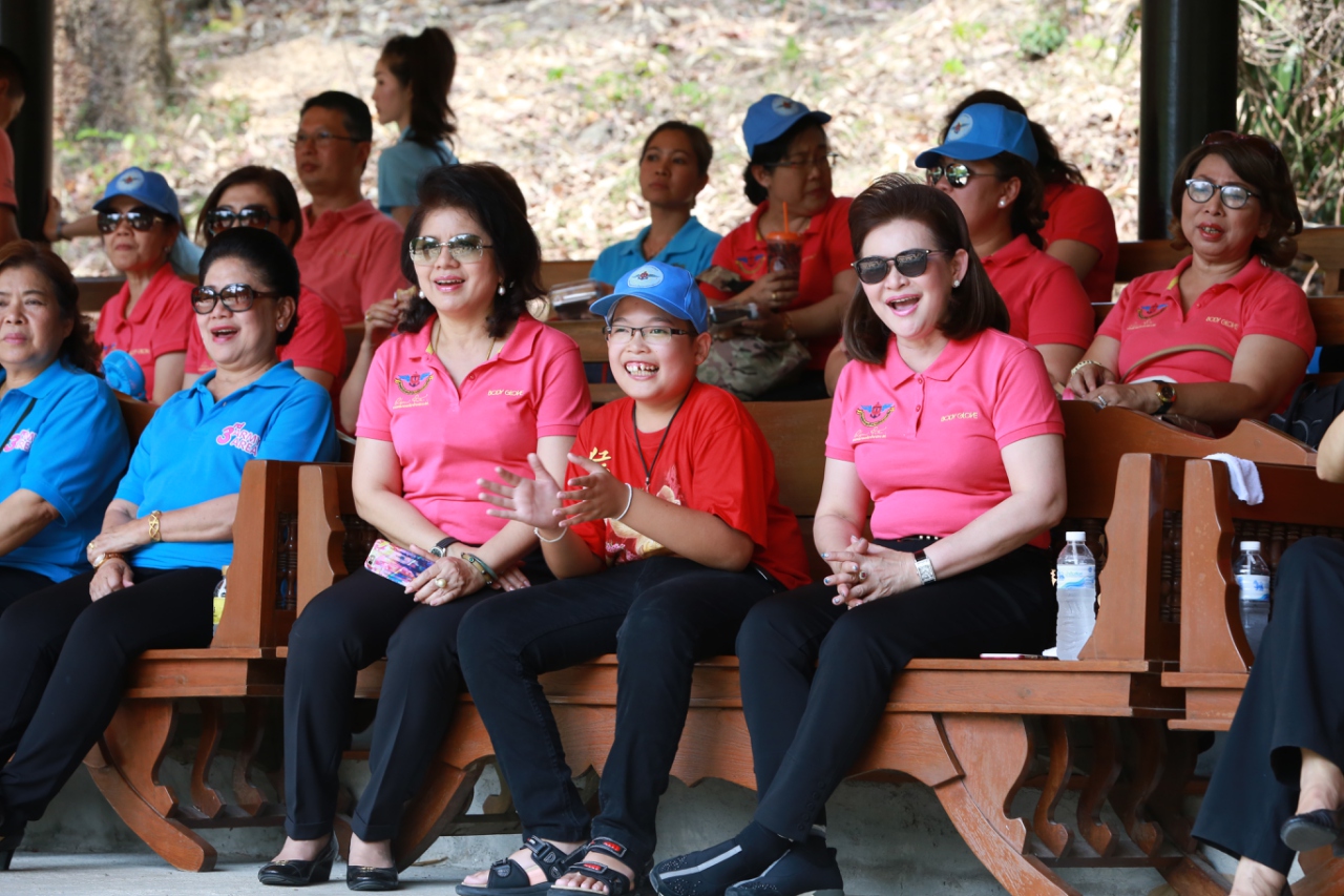 105 นายกสมาคมภริยาฯ นำคณะกรรมการสมาคมฯและผู้ร่วมโครงการ "สานรัก สานฝัน รางวัลแด่น้อง" เข้าเยี่ยมชมปางช้าง เชียงใหม่