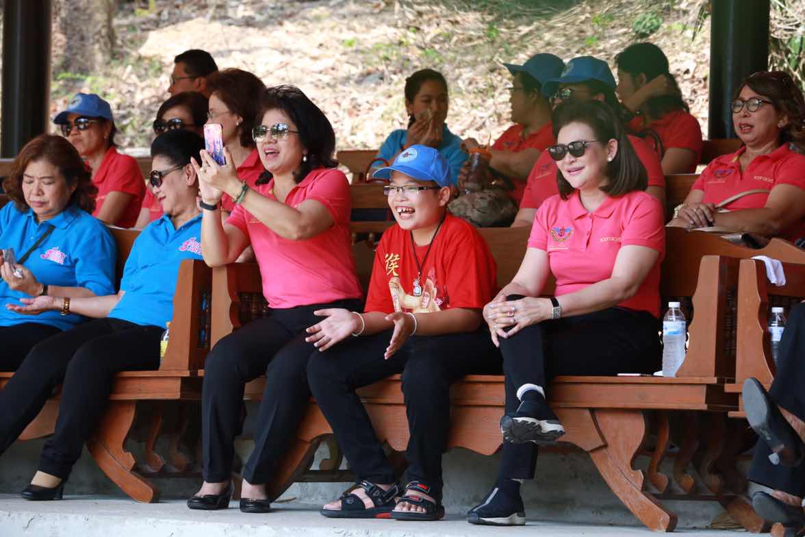 105 นายกสมาคมภริยาฯ นำคณะกรรมการสมาคมฯและผู้ร่วมโครงการ "สานรัก สานฝัน รางวัลแด่น้อง" เข้าเยี่ยมชมปางช้าง เชียงใหม่