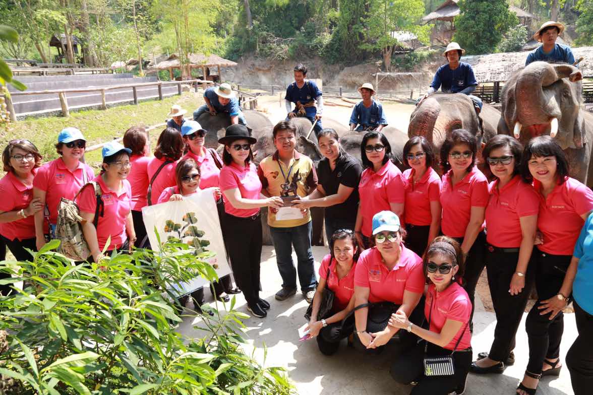 105 นายกสมาคมภริยาฯ นำคณะกรรมการสมาคมฯและผู้ร่วมโครงการ "สานรัก สานฝัน รางวัลแด่น้อง" เข้าเยี่ยมชมปางช้าง เชียงใหม่