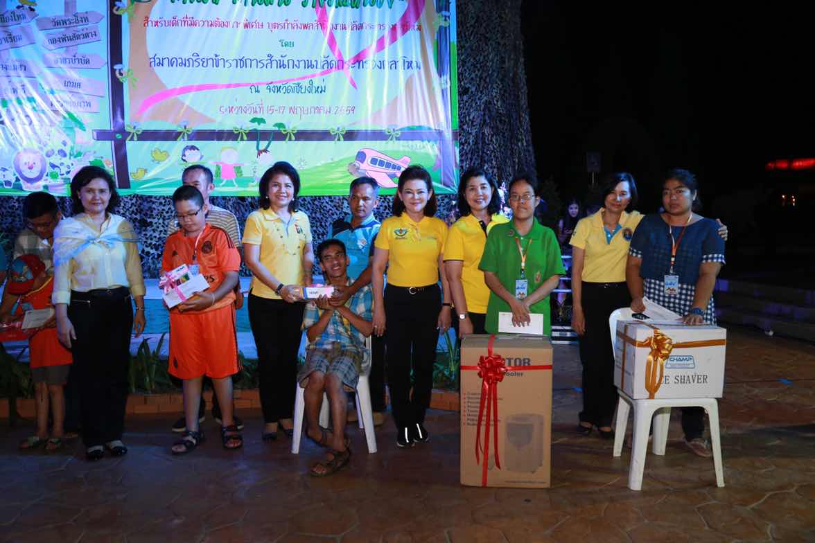 106 นายกสมาคมภริยาฯ จัดงานเลี้ยงสังสรรค์ต้อนรับผู้ร่วมโครงการ"สานรักสานฝัน รางวัลแด่น้อง" ที่ไนท์ซาฟารี